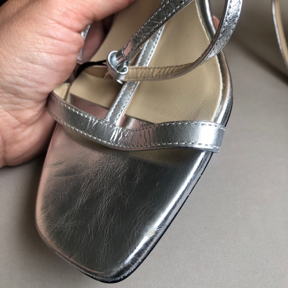 Metallic t-strap sandals. - Picture 2 of 8